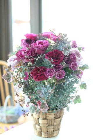  ⭐️ブログ更新しました⭐️【WEB先行明日まで！】つるバラアレンジ〜バラ尽くし・岩田屋コミュニティカレッジ